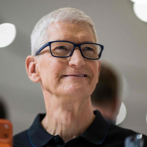 Apple-Chef Tim Cook hat weiße Haare und eine schwarze Brille