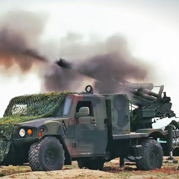 Ein Geländewagen feuert eine 105 mm Haubitze ab