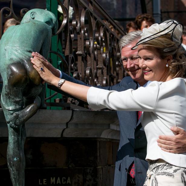 Das belgische Königspaar holt sich ein Jahr Glück, in dem es der Maca-Statue auf den Hintern greift.