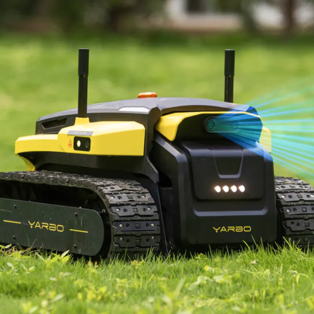 Yarbo Mähroboter auf grünem Rasen