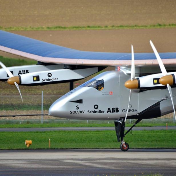 Solarflugeug Solar Impulse 2 über Landebahn