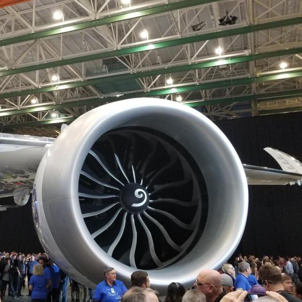 GE9X beim Rollout der Boeing 777X im Hangar