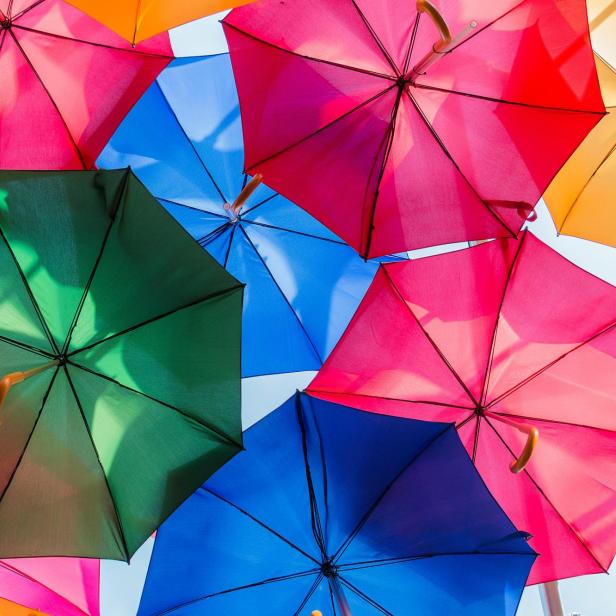 Farbige Regenschirme von unten nach oben fotografiert. 