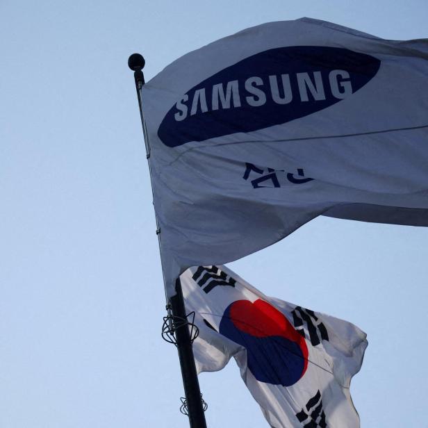 Zwei wehende Fahnen an einem Mast, oben mit Samsung-Logo, darunter die südkoreanische Nationalflagge.