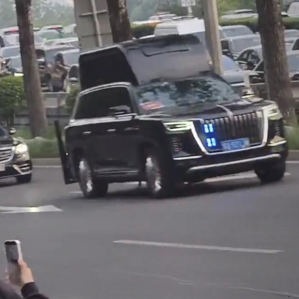 Ein modifizierter Hongqi-SUV in Trumps Fahrzeugkolonne.