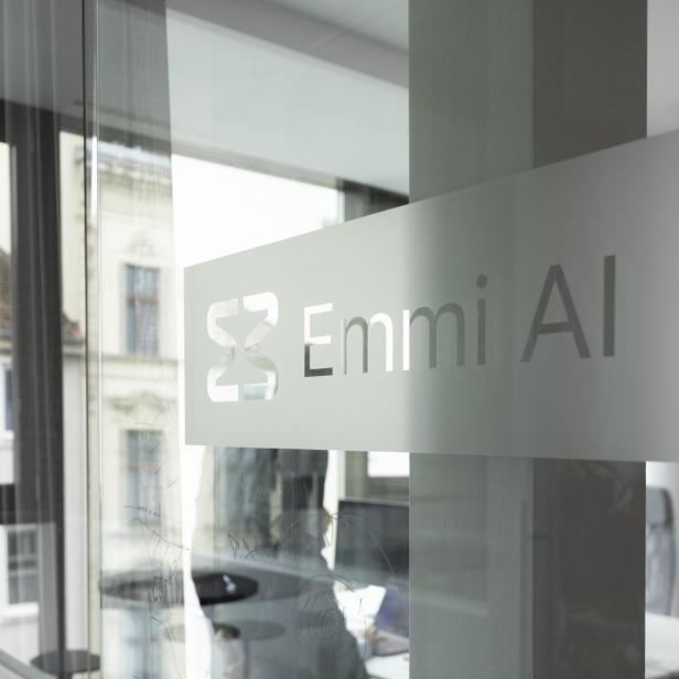 Glastüre mit Emmi AI Beschriftung