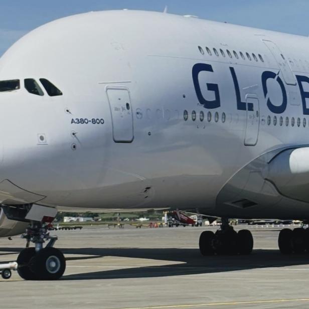 Ein A380 mit der Aufschrift "Global" steht auf dem Rollfeld
