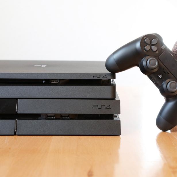 PS4 Slim (oben) und PS4