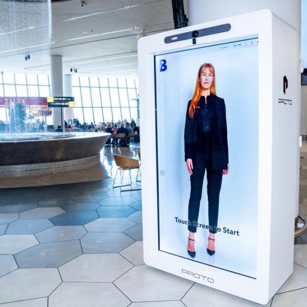 Interaktives Hologramm-Terminal mit virtueller Assistentin im Flughafen-Terminal.