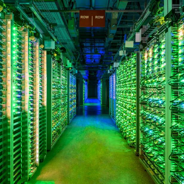 grüne Lichter blinken in einem Datencenter von Google.
