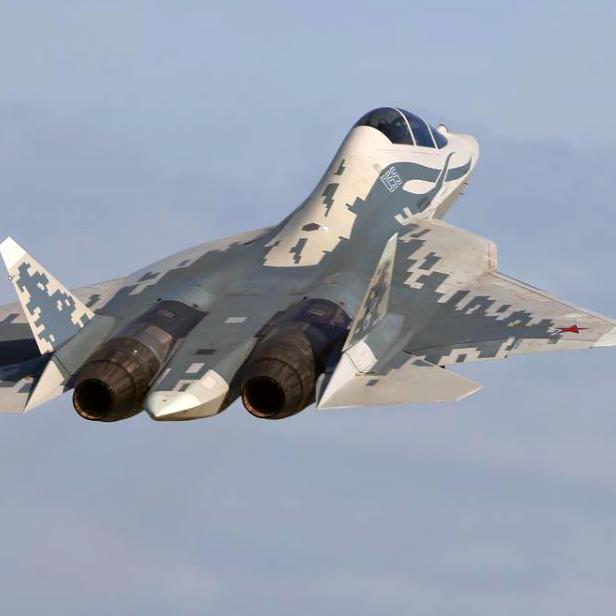 Kampfjet Su-57D fliegt bei bewölktem Himmel