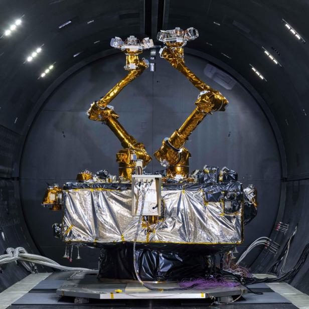 Der Satellit soll andere Satelliten mithilfe von 2 Roboterarmen betanken