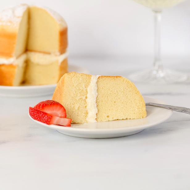 Ein Stück Kuchen stecht auf einem Marmortisch