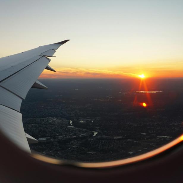 Ein Blick aus dem Fenster eines Flugzeugs