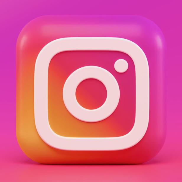 Weißes Instagram-Logo auf einem quadratischen, bunten Verlaufshintergrund in Pink, Orange und Lila.