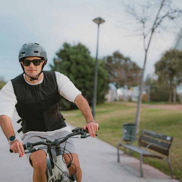 Die Airbag-Weste schützt auf dem Fahrrad und Roller