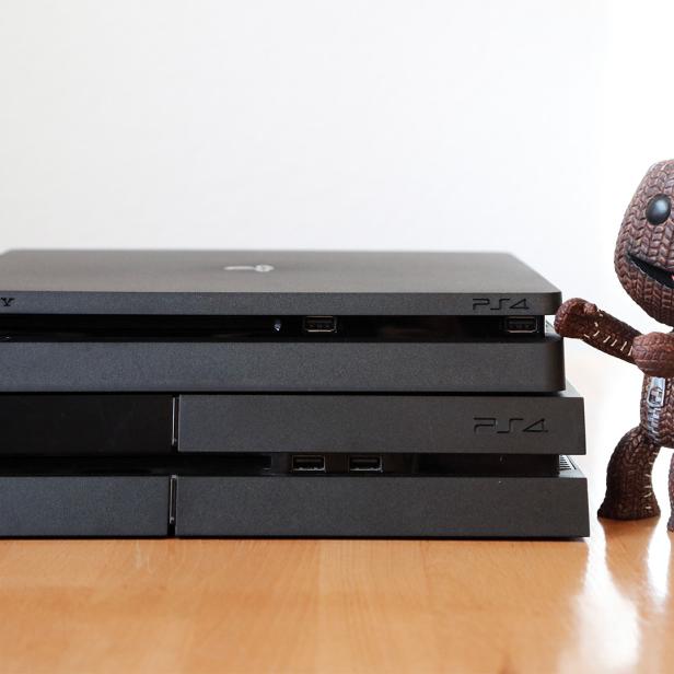 Unten die reguläre PS4, oben drauf die erschlankte PS4 Slim