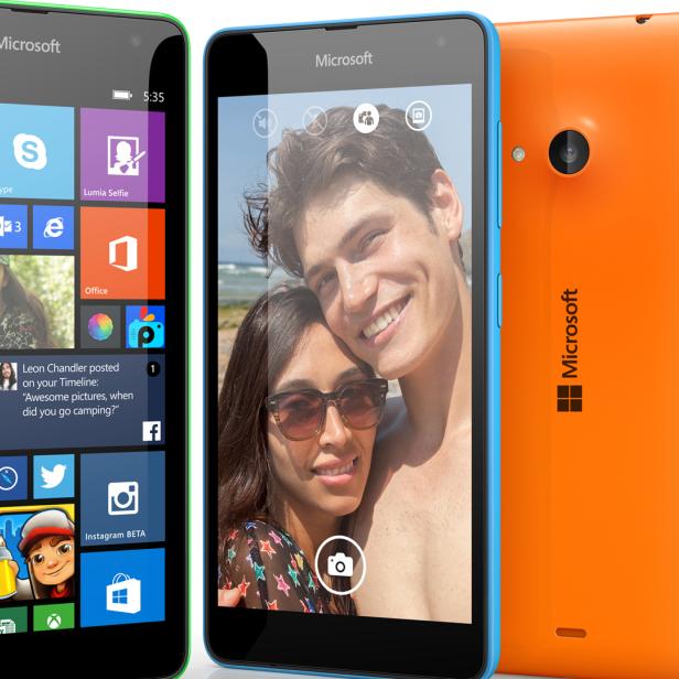 Mehrere Microsoft Lumia Smartphones in verschiedenen Farben stehen nebeneinander.