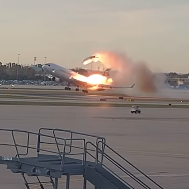 Das Triebwerk löst sich von dem Flugzeug und die 3 Piloten starben.