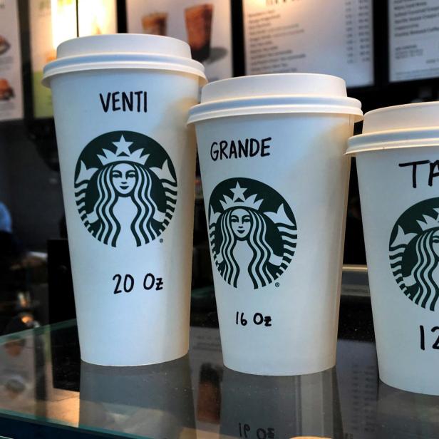 3 Starbucks-Becher in verschiedenen Größen.