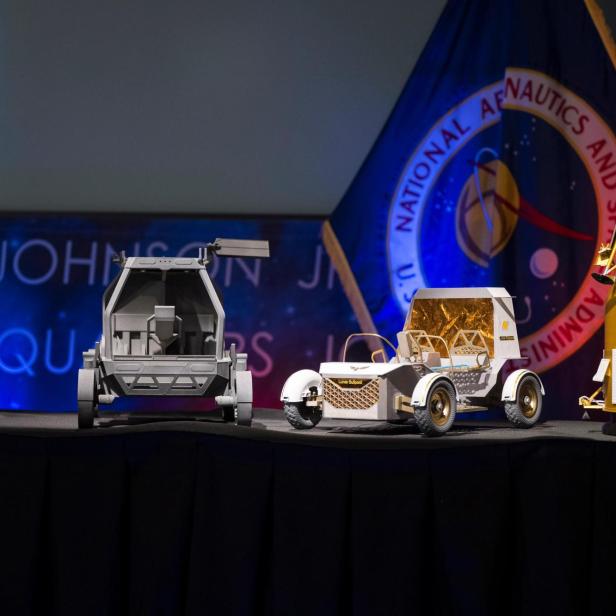 Modelle des Blue Origin Mark 1 Lunar Lnader, des Astrolab Crewed Lunar Rover, des Lunar Outpost Pegasus Rover und des Firefly Elyra Dark Orbiter, bei einer NASA-Präsentation am 26. April 2026.