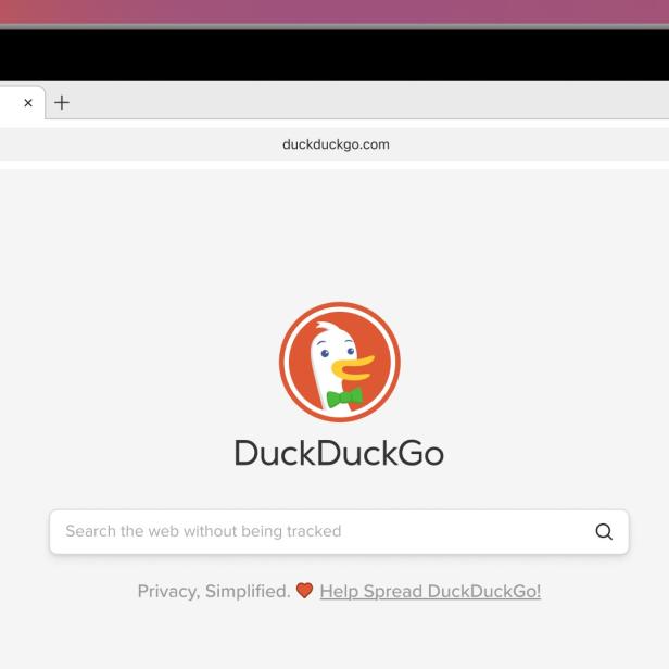 DuckDuckGo-Startseite auf Smartphone und Laptop mit Suchleiste und Logo.