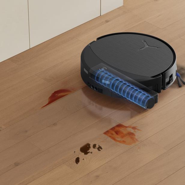 Ein Roboter säubert einen Parkettboden 