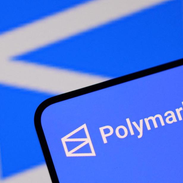 Das Polymarket-Logo und der Schriftzug erscheinen auf einem Smartphone-Bildschirm vor blauem Hintergrund.