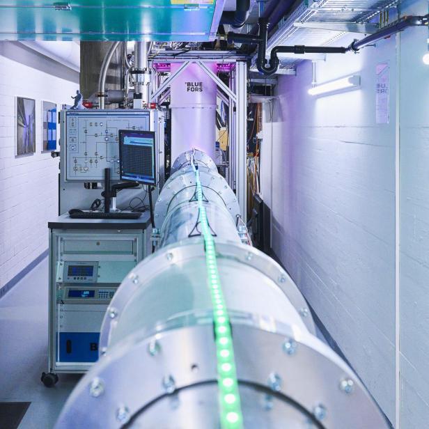Die 30 Meter lange Verbindung zwischen zwei verschränkten Quantenchips. Das Experiment verstärkt fehlerhaften Zufall zu zertifiziert perfekten Zufallszahlen.