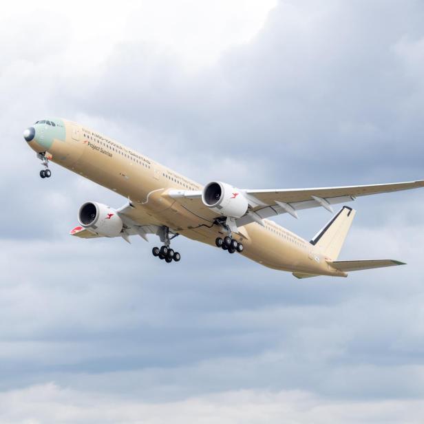Airbus A350-1000ULR von Qantas beim Start vor bewölktem Himmel.