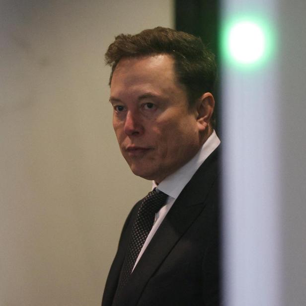 Elon Musk in einem Anzug.