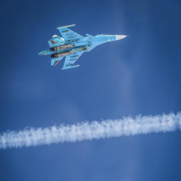 Ein russisches und ein französisches Kampfflugzeug fliegen nahe beieinander am Himmel.