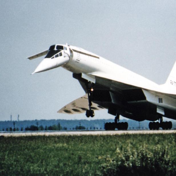Ein weißes Überschallflugzeug vom Typ Tupolew Tu-144 hebt von einer Startbahn ab.