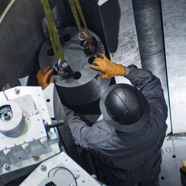 Ein Arbeiter mit Schutzhelm steht im Mikroreaktor Antares Mark-0