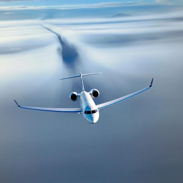 Bombardier Global 800 in der Luft Frontalansicht