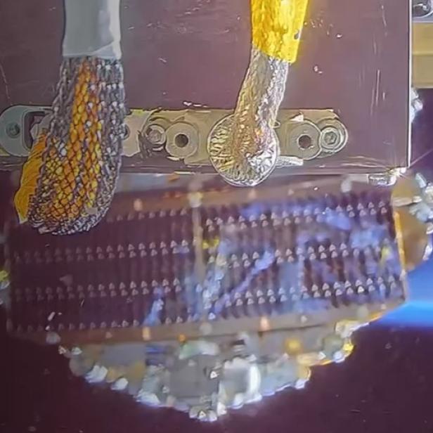 Screenshot von Videoaufnahmen eines Rassvet-Satelliten in der Erdumlaufbahn