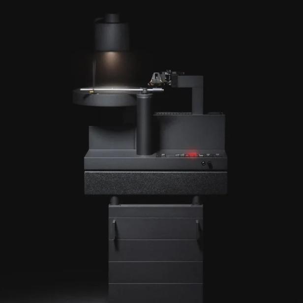 Die Vinyl-Schneidemaschine vor schwarzem Hintergrund