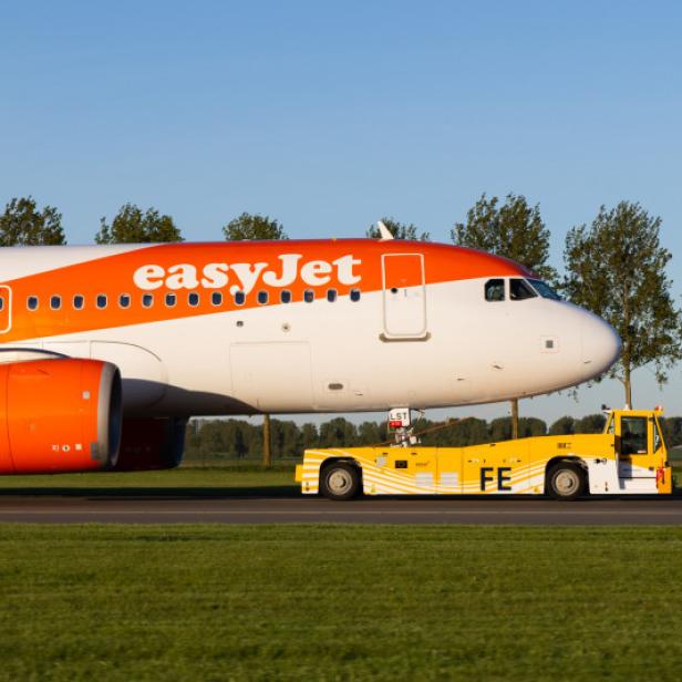 Der TaxiBot schleppt eine A320 von easyJet zur Startbahn.