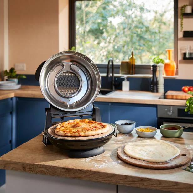Kenwood Pizzaofen mit fertiger Pizza und Teig