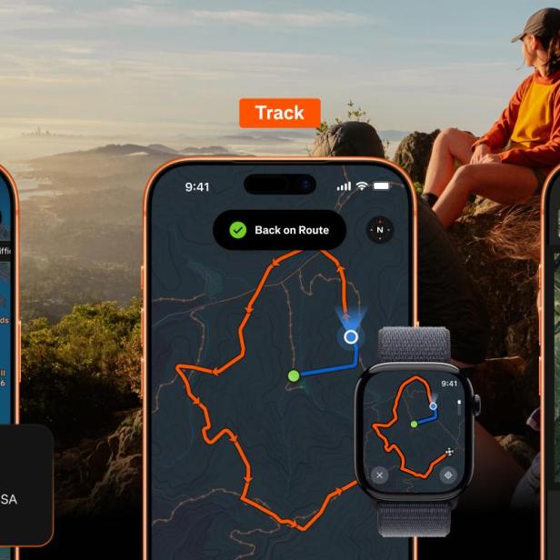Drei Smartphones mit Strava-Wanderfunktionen vor Berglandschaft und sitzender Person bei Sonnenuntergang.