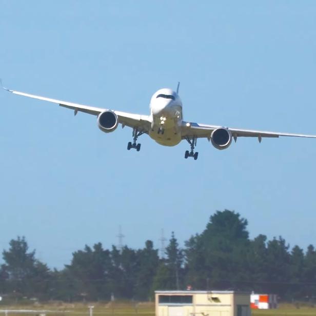 Airbus A350 im Landeanflug mit deutlicher Schräglage bei starkem Seitenwind.