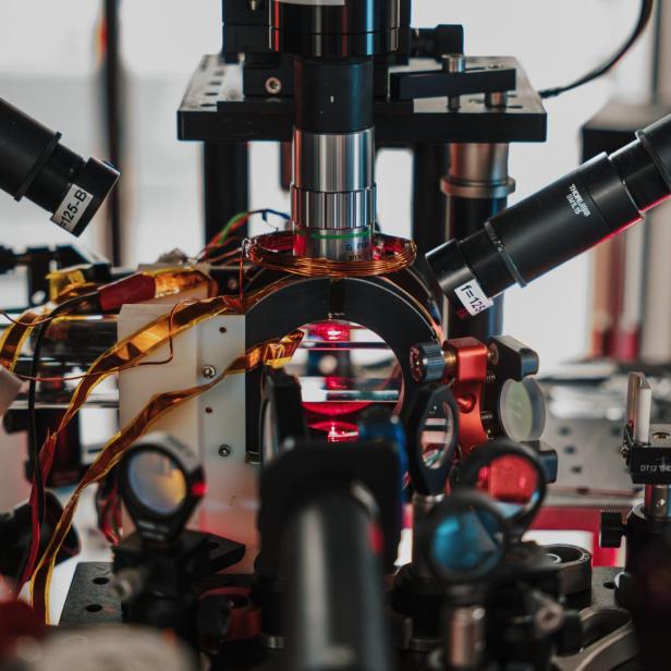 Mit Rubidium-Atomen wird in dieser Glaszelle der erste Schritt zu einem Mini-Universum getan