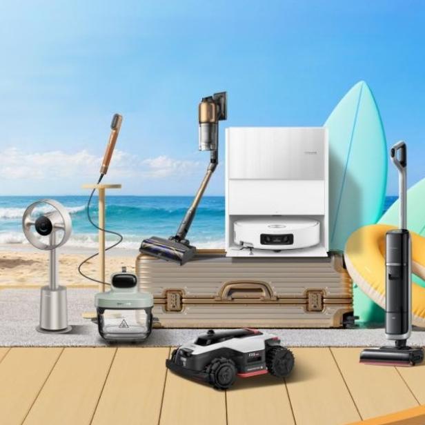 Smarte Haushaltsgeräte auf einer Holzterrasse am Strand. 