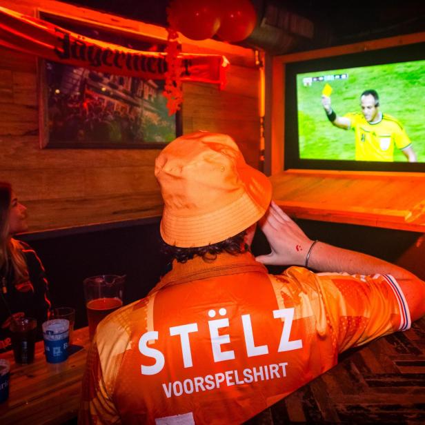 Niederländer schauen das Wold Cup Match Niederlande gegen Japan.