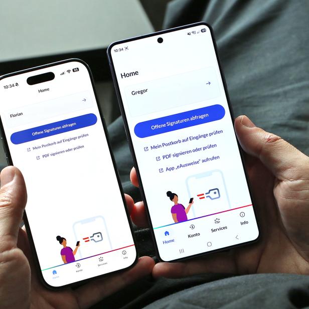 Person hält zwei Smartphones mit derselben App auf dem Bildschirm.