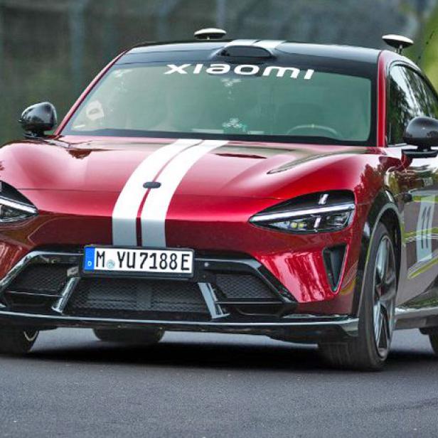 Roter Xiaomi-Elektrowagen fährt auf einer Teststrecke.