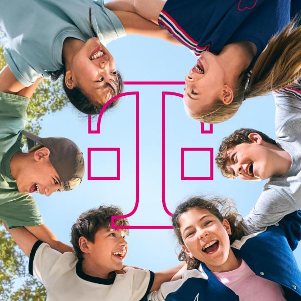 Sechs Kinder vor dem Telekom-Zeichen 