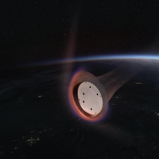 Die SpaceX-Kapsel Starfall tritt glühend in die Erdatmosphäre über der Erde ein.