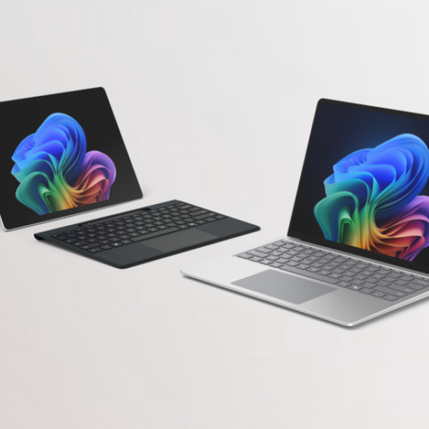 Ein Surface Tablet mit abnehmbarer Tastatur und ein Surface Laptop stehen nebeneinander