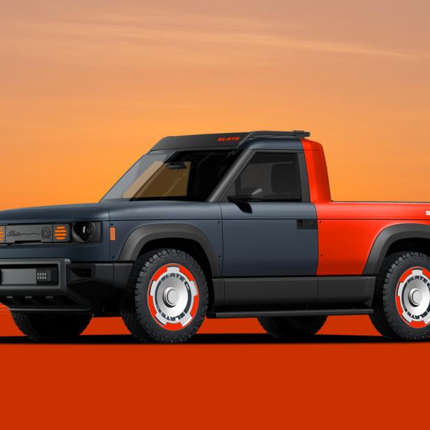 Der Slate-Elektro-Pick-up in Zweifarblackierung zeigt den kantigen Retro-Look mit kurzer Ladefläche.
